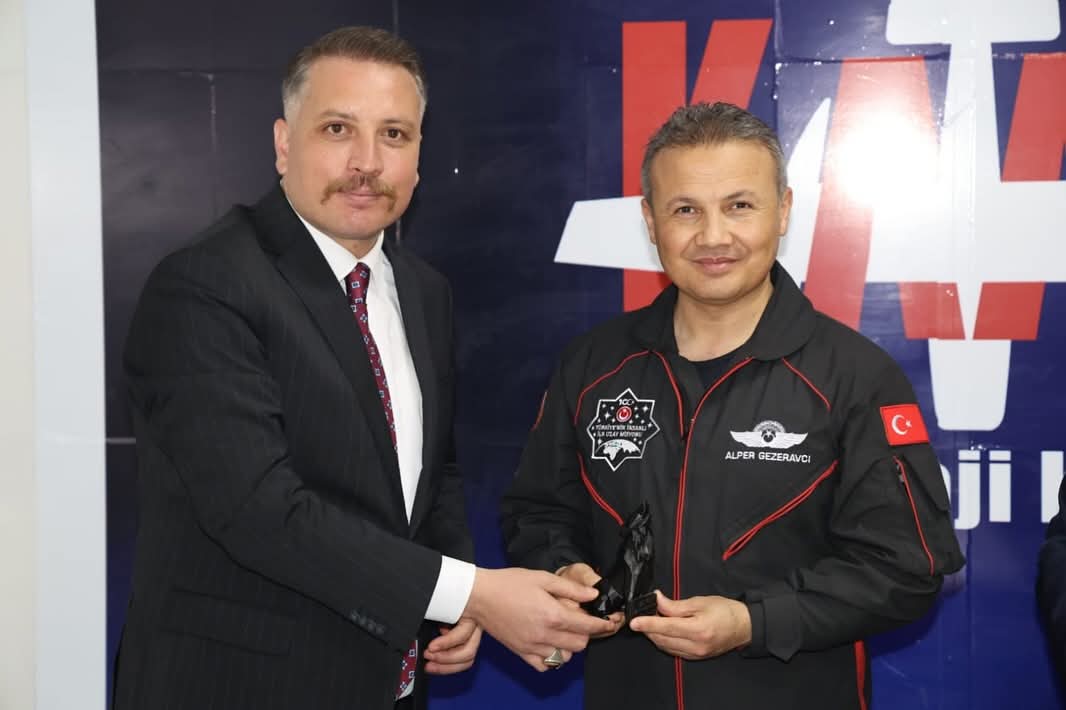 Kaan Atölyesi Astronot Alper Gezeravcı Imzası (1)