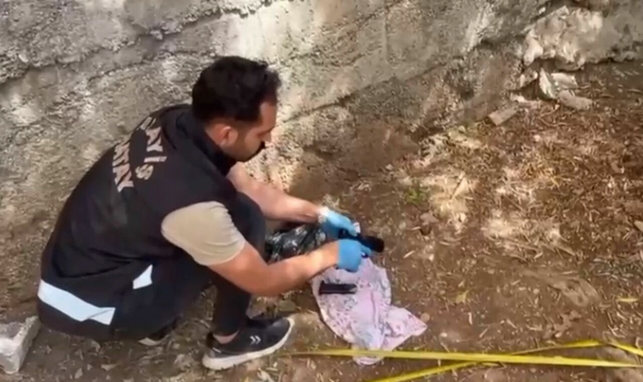 Poşetteki silah polisin keskin gözünden kaçmadı