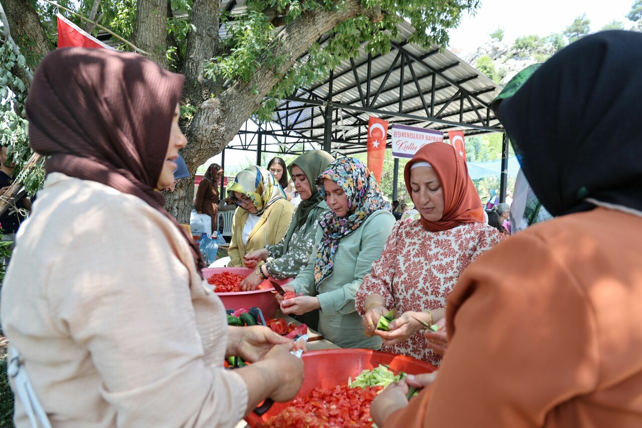 Adana'da 89 Yıllık Bayram Geleneği Bu Yıl Da Sürdü 300 Hane Aynı Sofrada Birleşti (6)