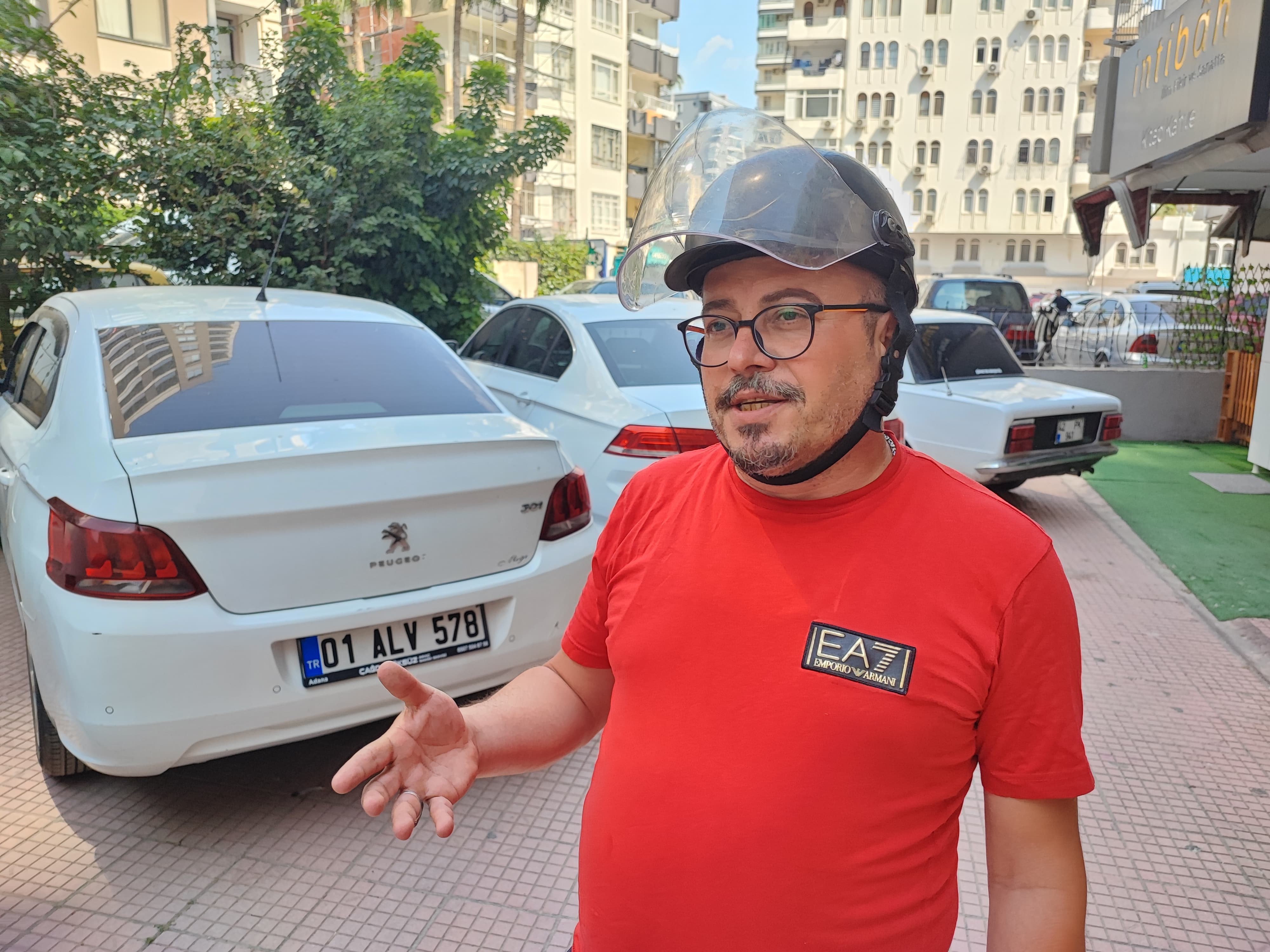Adanada Kask Komedisi Otomobil Kullanırken Kask Takmadığı Için Ceza Yedi (3)