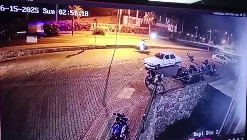 Antalyada Iki Gencin Can Verdiği Motorsiklet Kazasının Görüntüleri Ortaya Çıktı (1)-1