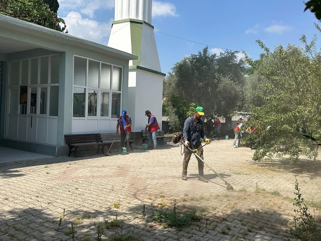 Ceyhan’da Belediyesi'nden Üç Mahalleye Temizlik Ve Bakım Çıkarması (2)