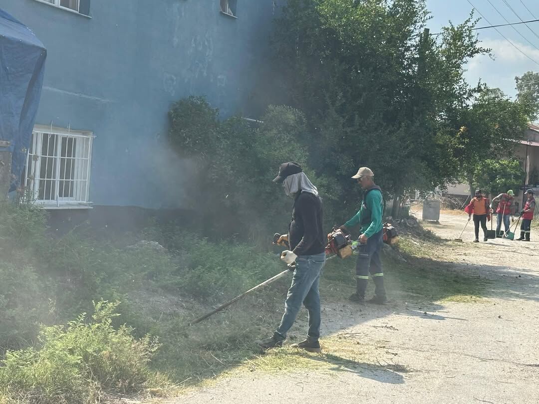 Ceyhan’da Belediyesi'nden Üç Mahalleye Temizlik Ve Bakım Çıkarması (3)