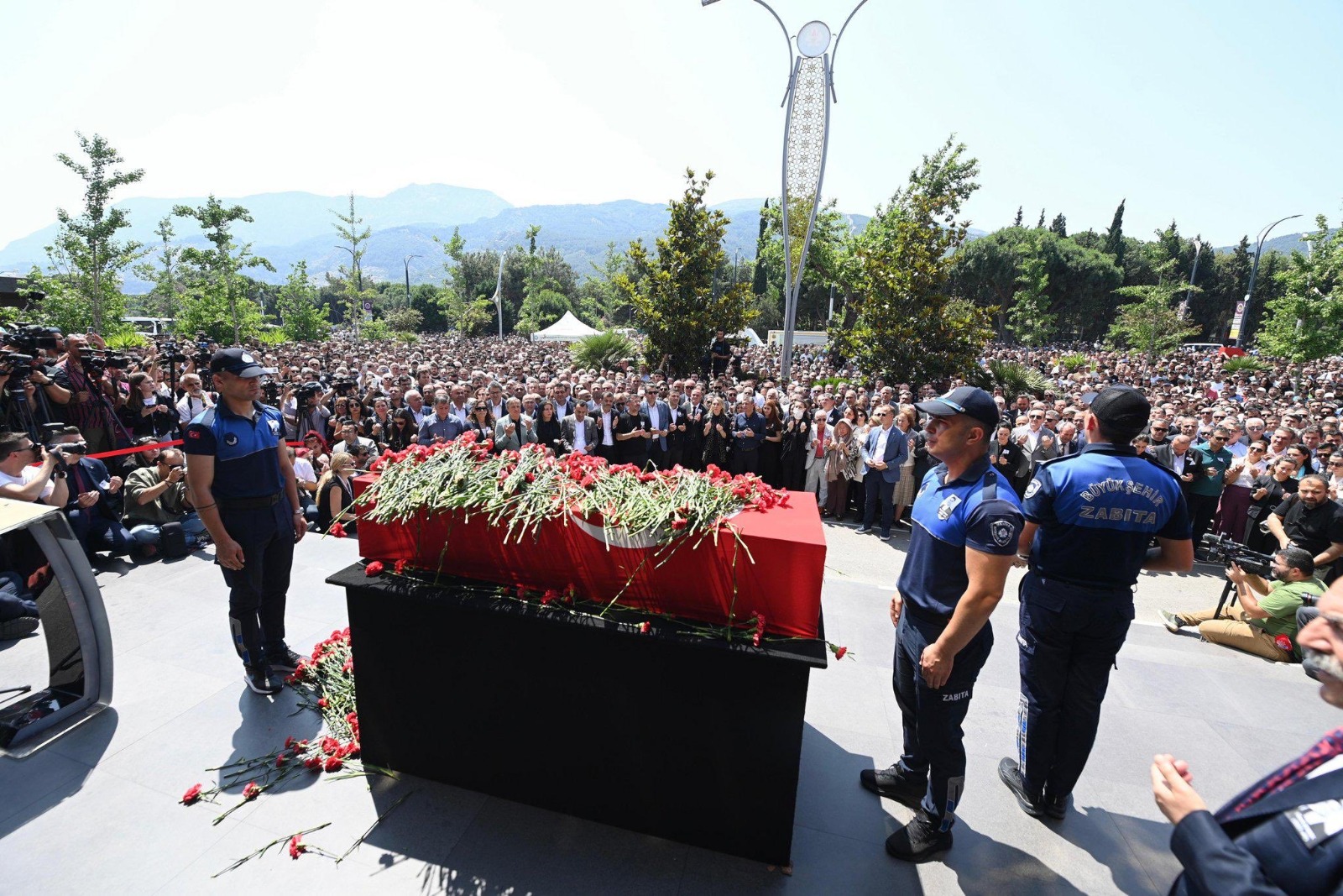 Chp'nin Önemli İsimleri Ferdi Zeyrek'in Cenazesine Katıldı (2)