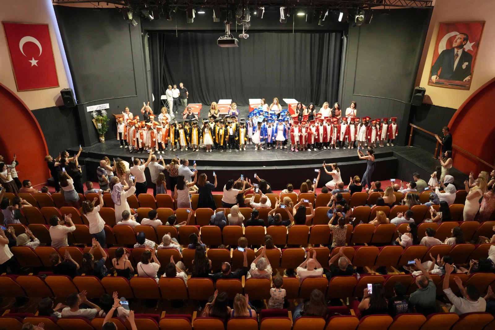 Çukurovada Mezuniyet Coşkusu Minikler Ilk Diplomalarını Aldı (1)