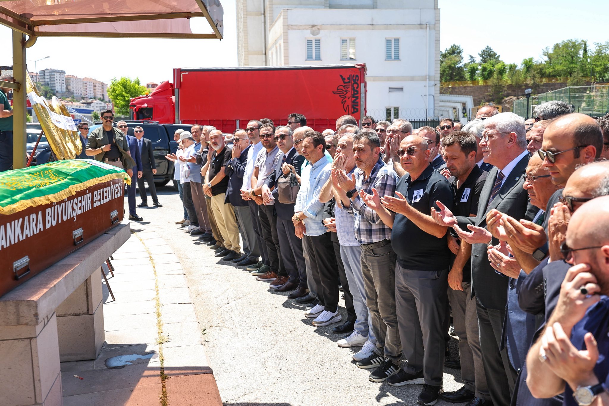 İyi̇ Parti Lideri Dervişoğlu, Zafer Günler’in Cenazesinde Taziyede Bulundu (2)