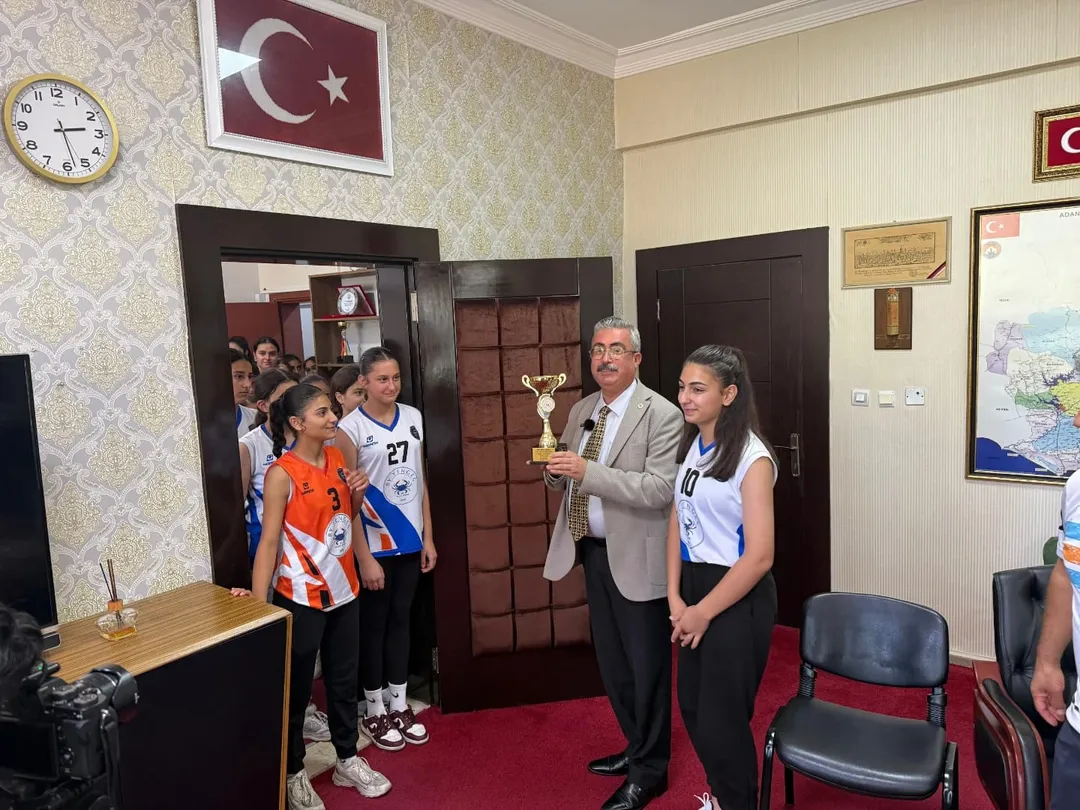 Karataş'ın Şampiyon Kızları Başkan Karataş Ile Buluştu (2)