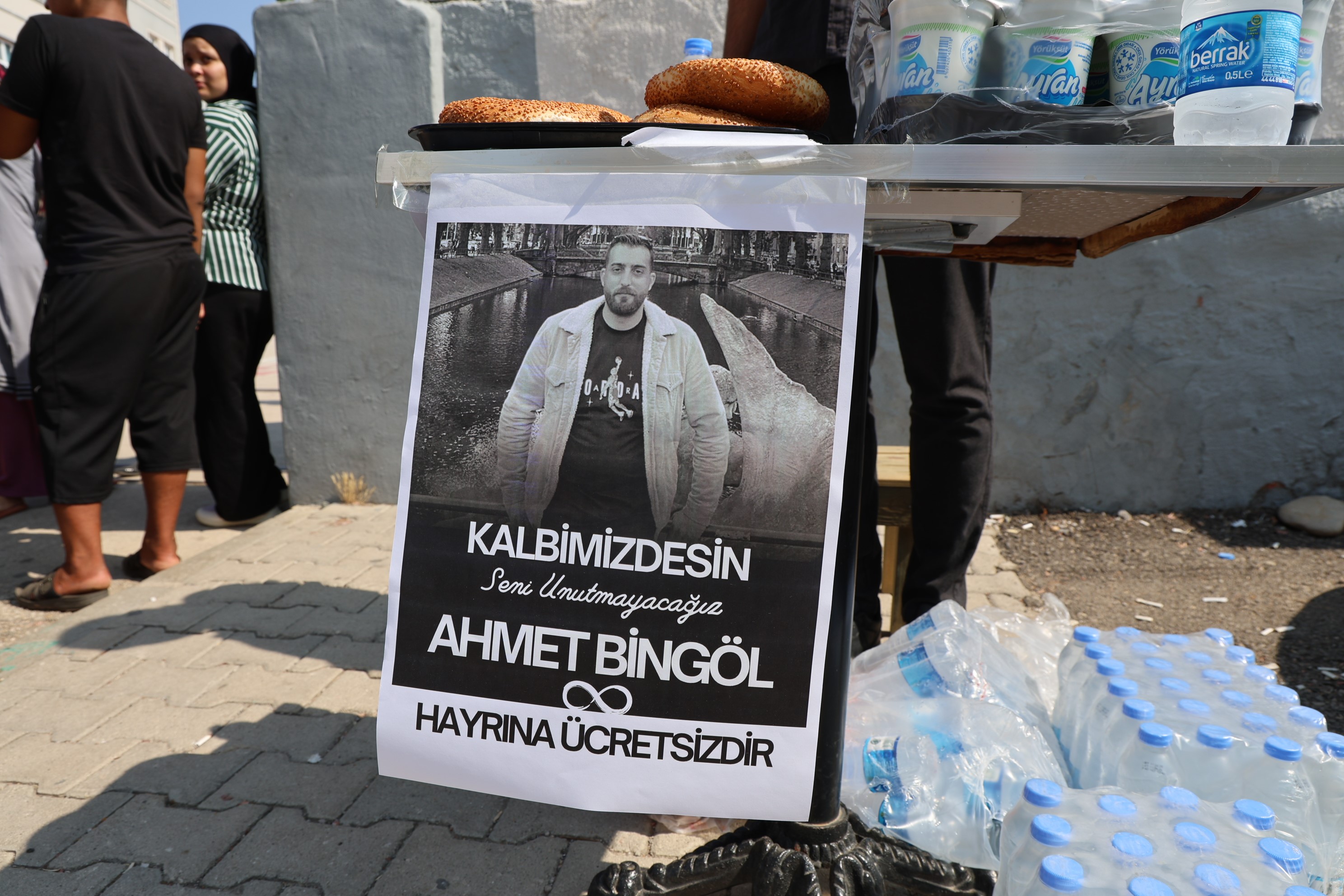 Kozan’da Anlamlı Anma Genç Mühendis Adına Yks Sabahı Simit Ve Ayran Dağıtıldı (2)