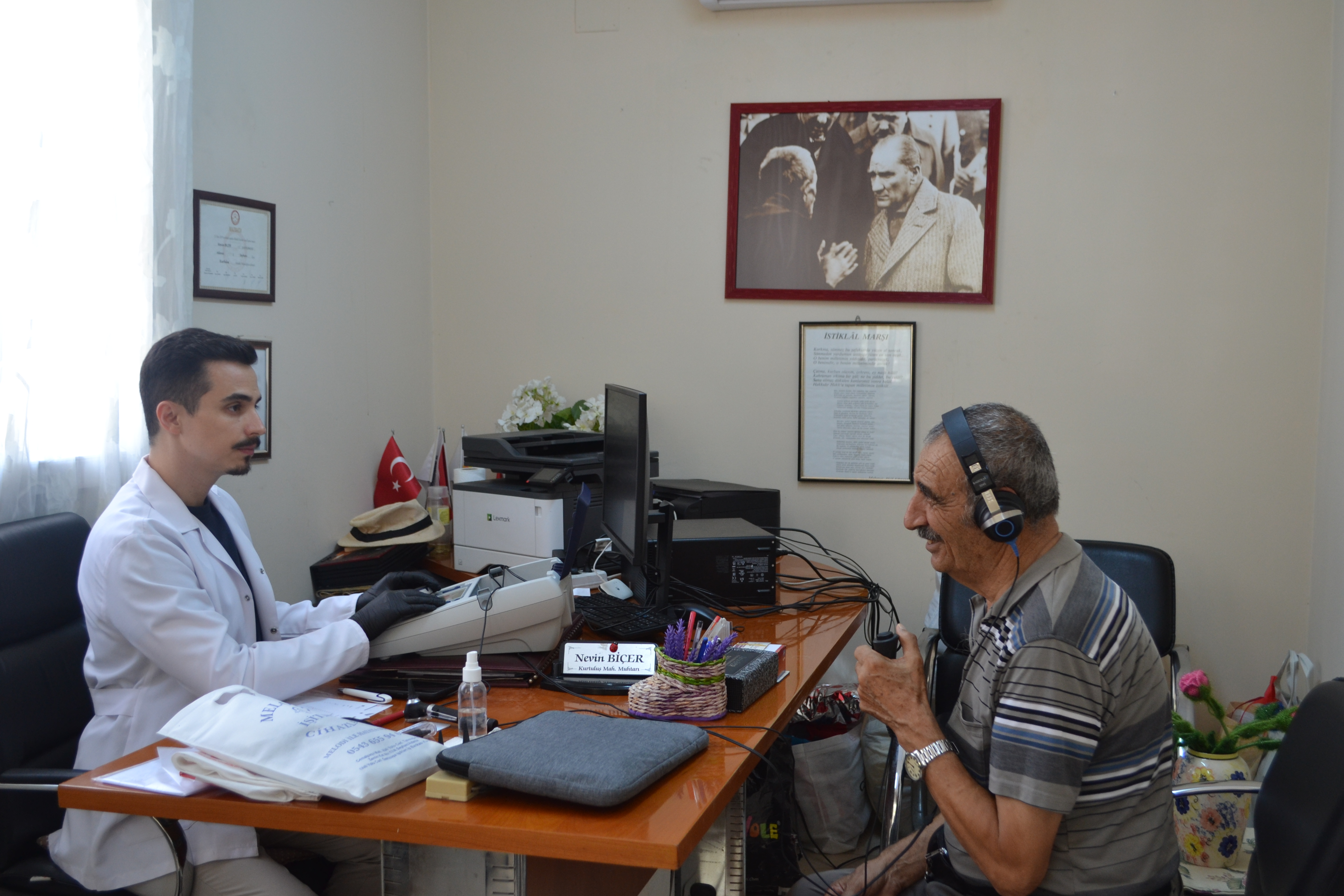 Nevin Biçer’den Mahallesine Sıradışı Hizmet Vatandaşlar Sağlık Için Sıraya Girdi