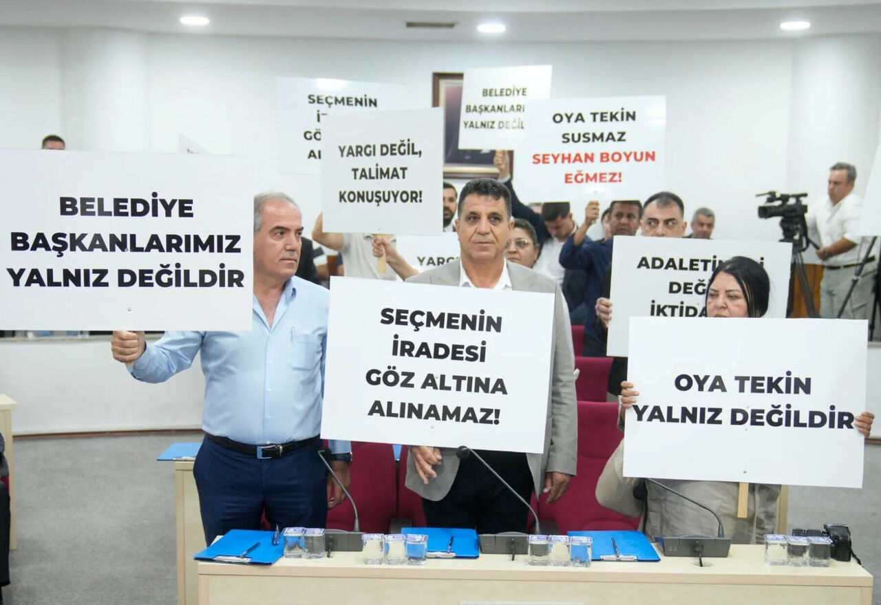 Seyhanin Chpli Belediye Meclis Uyeleri Belediyeye Degil Umuda Operayon 1