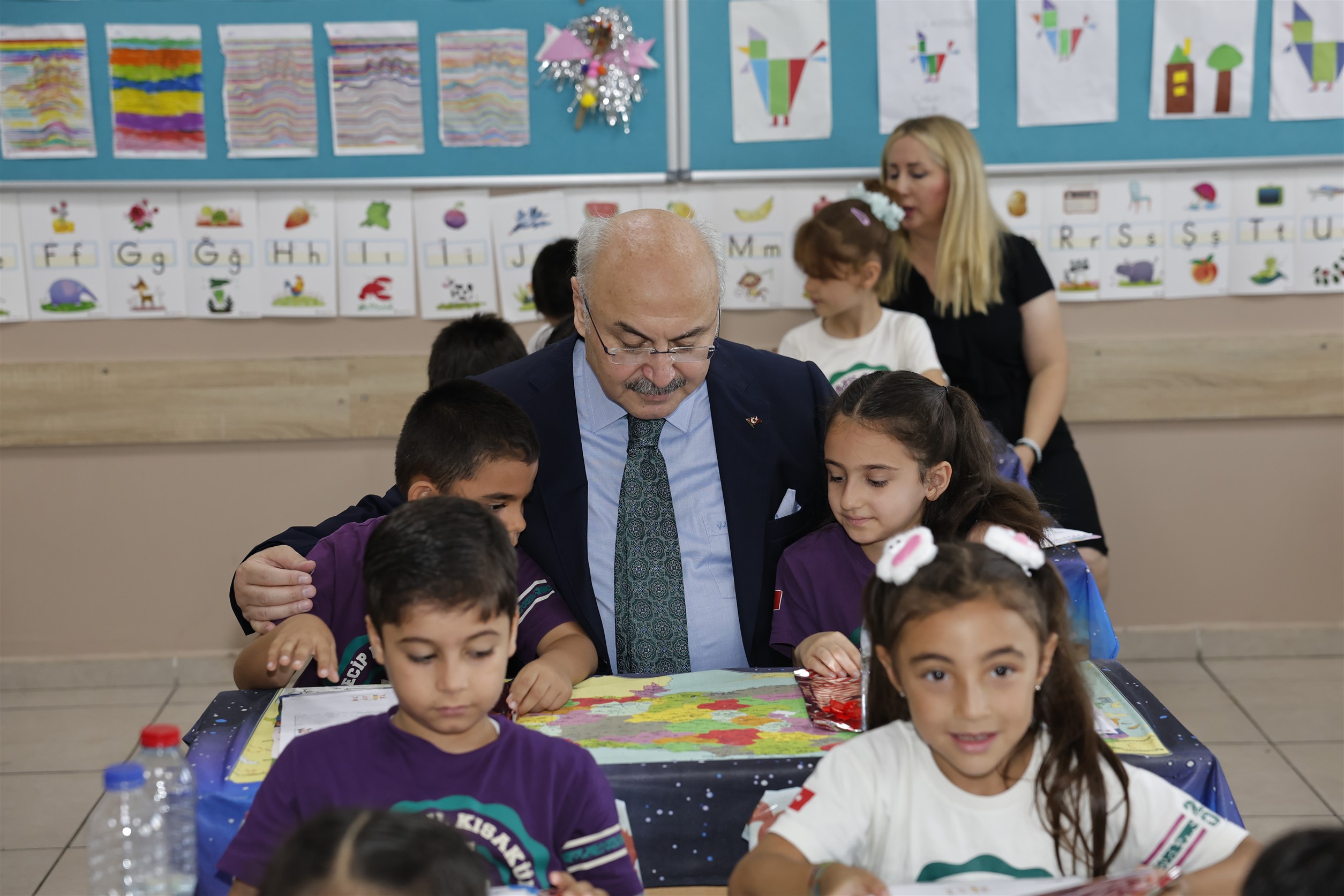Vali Köşgerden Karneli Miniklere Tatlı Süpriz Notlar Değil Emek Önemli (1)