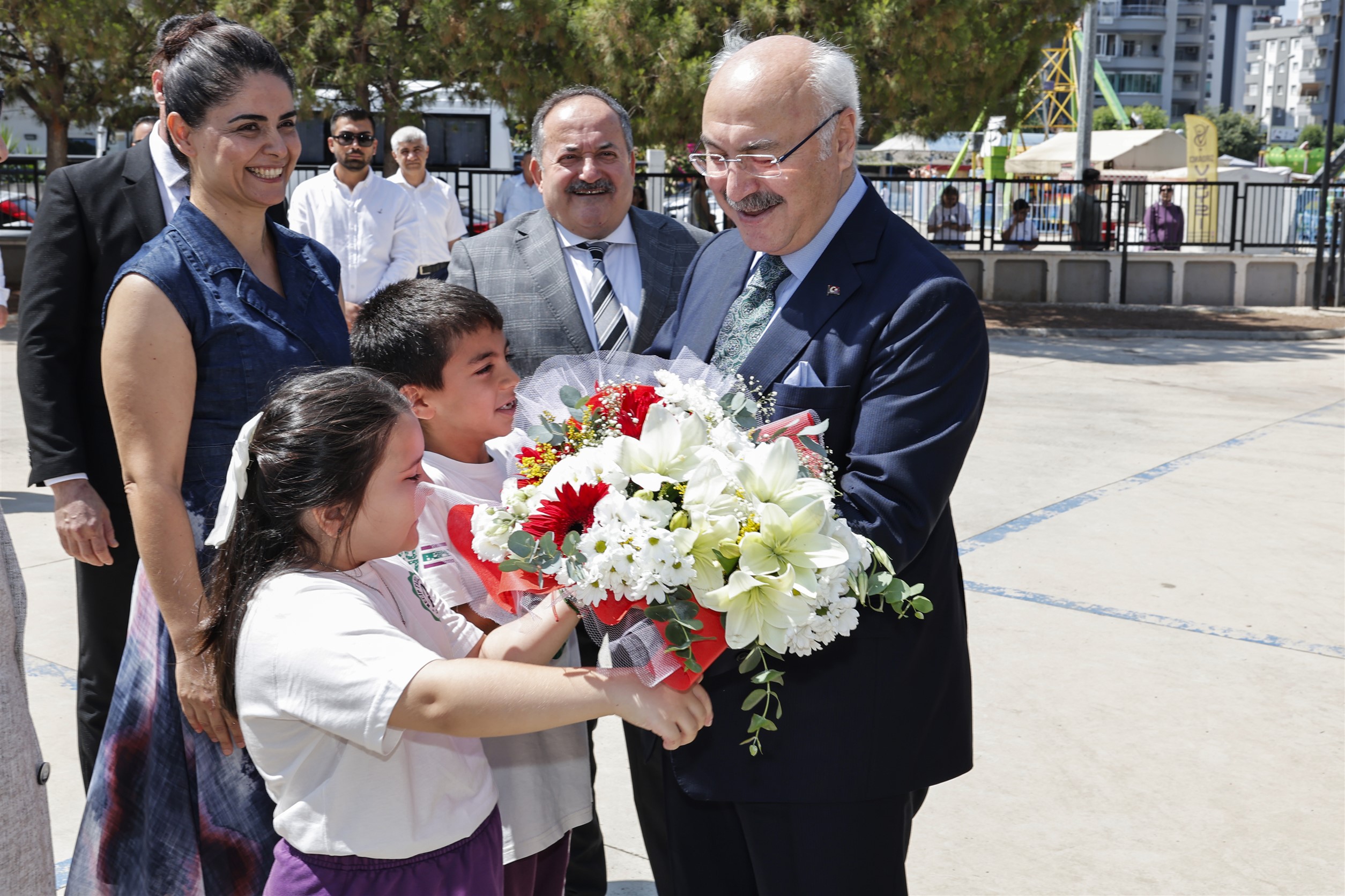 Vali Köşgerden Karneli Miniklere Tatlı Süpriz Notlar Değil Emek Önemli (3)
