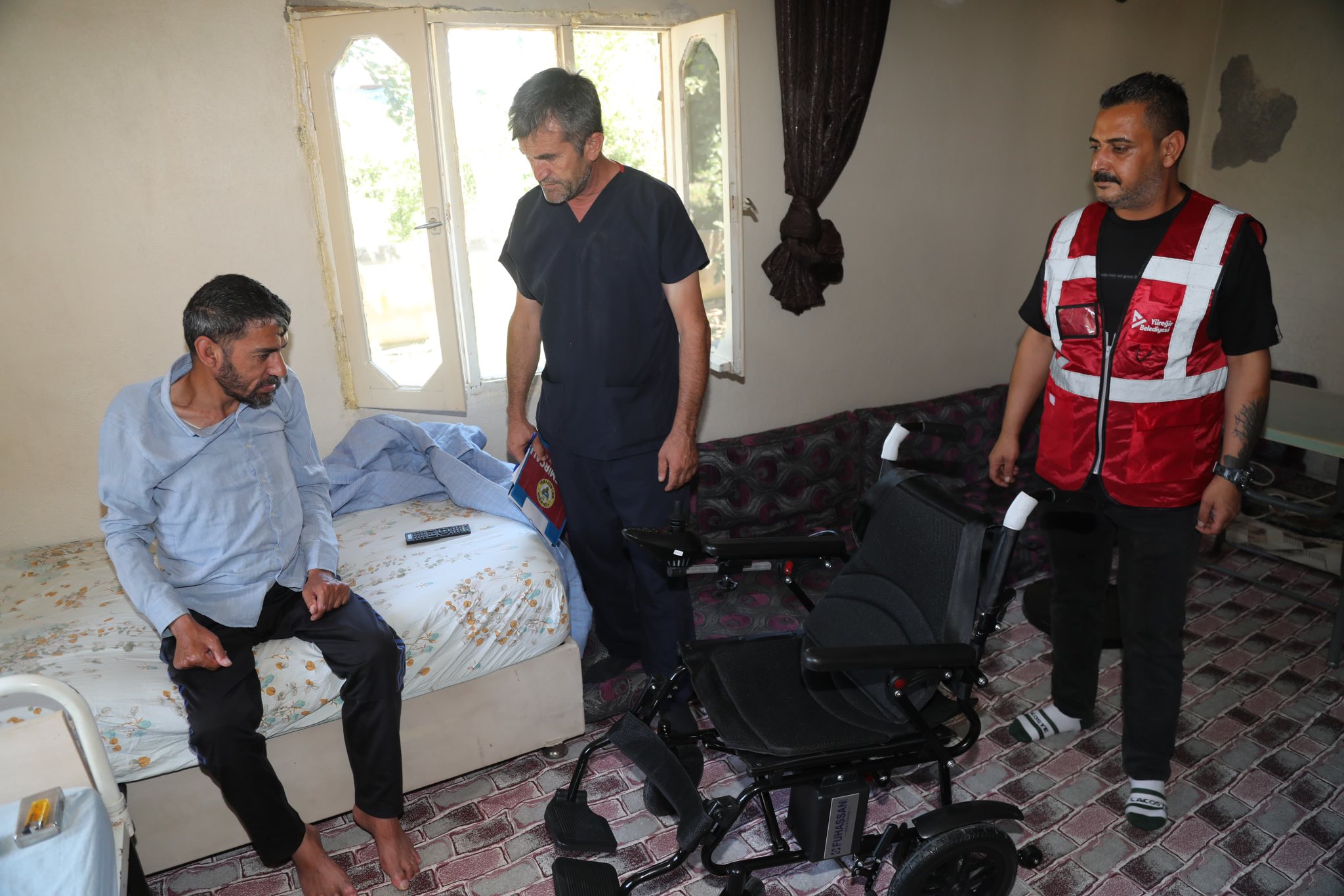 Yüreğir Belediyesi Engelleri Kaldırıyor İhtiyaç Sahiplerine Akülü Sandalye Desteği (2)