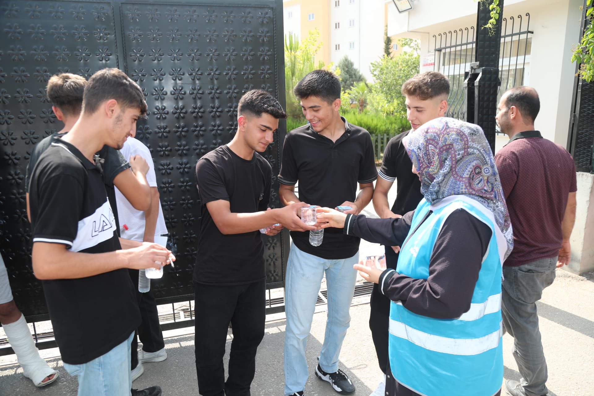 Yüreğir Belediyesi’nden Yks Adaylarına Moral Desteği Özel Ikram Stantları Kuruldu (1)