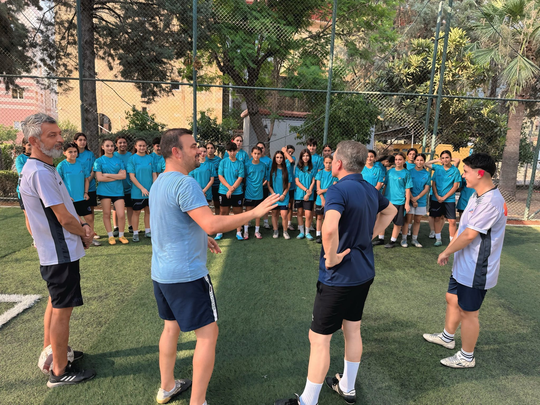 5 Ocak Demirspor’a Moral Ziyareti Vali Yardımcısı Küçük Sahaya İndi (2)