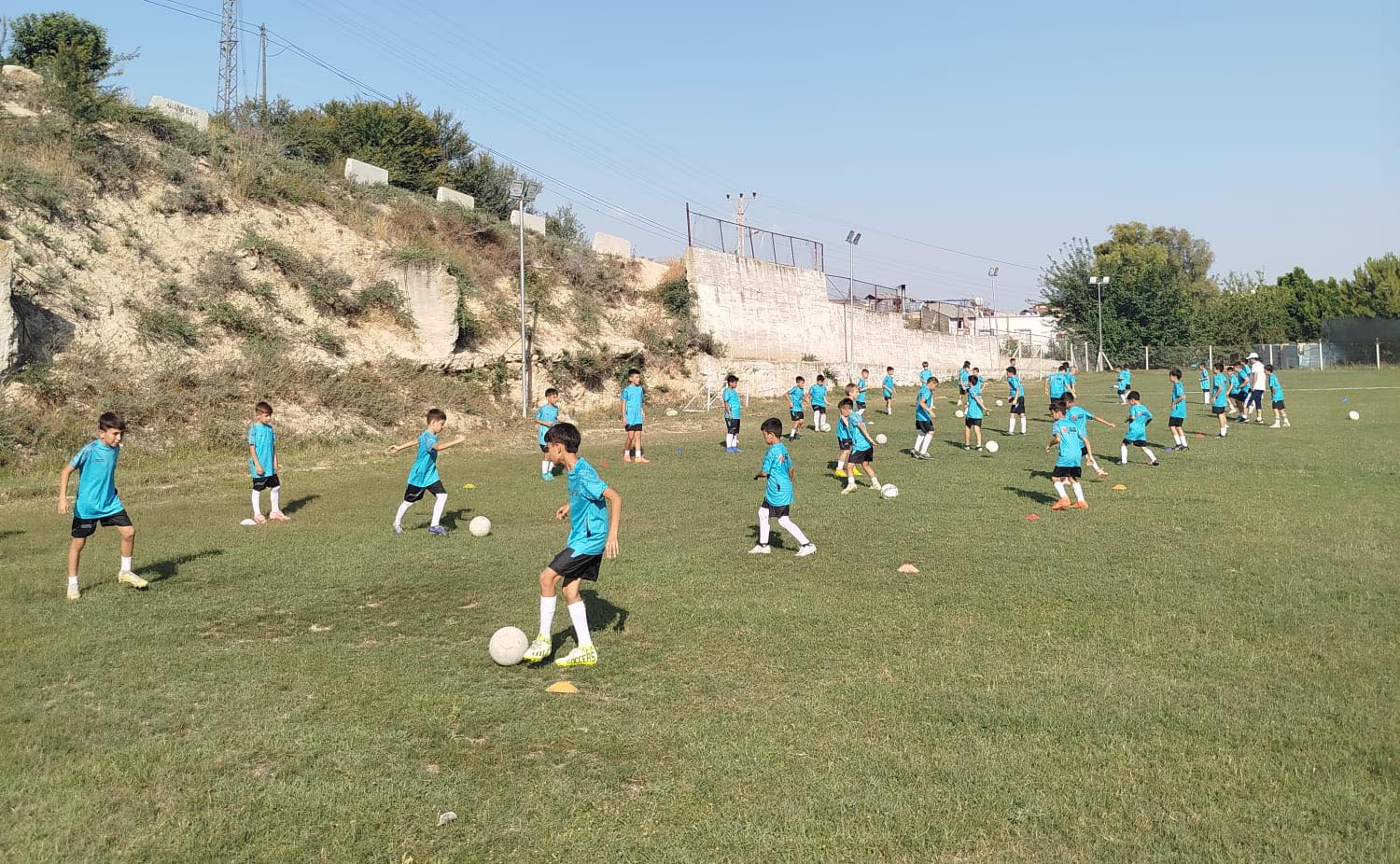 Adana Büyükşehir Belediyesi'den Çocuklara Ücretsiz Futbol Eğitimi Kılıçlı Yaz Futbol Okulu Yoğun Ilgi Gördü