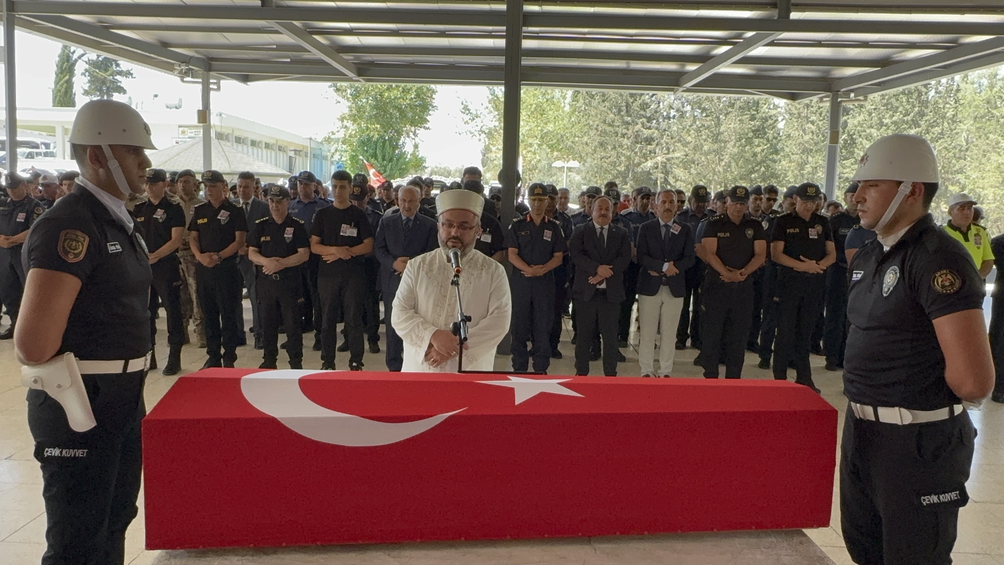 Adana’da Görev Başında Kalp Krizi Geçiren Polis Memuru Toprağa Verildi (1)