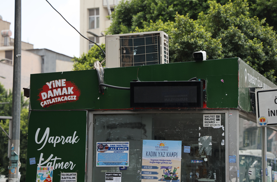 Adanada Klimalı Duraklar Atıl Hale Geldi Vatandaş Sıcakta Mağdur Oluyor (6)