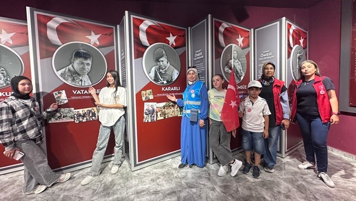 Adanalı Öğrencilerden Şehit Ömer Halisdemir’in Kabrine Duygusal Ziyaret (1)