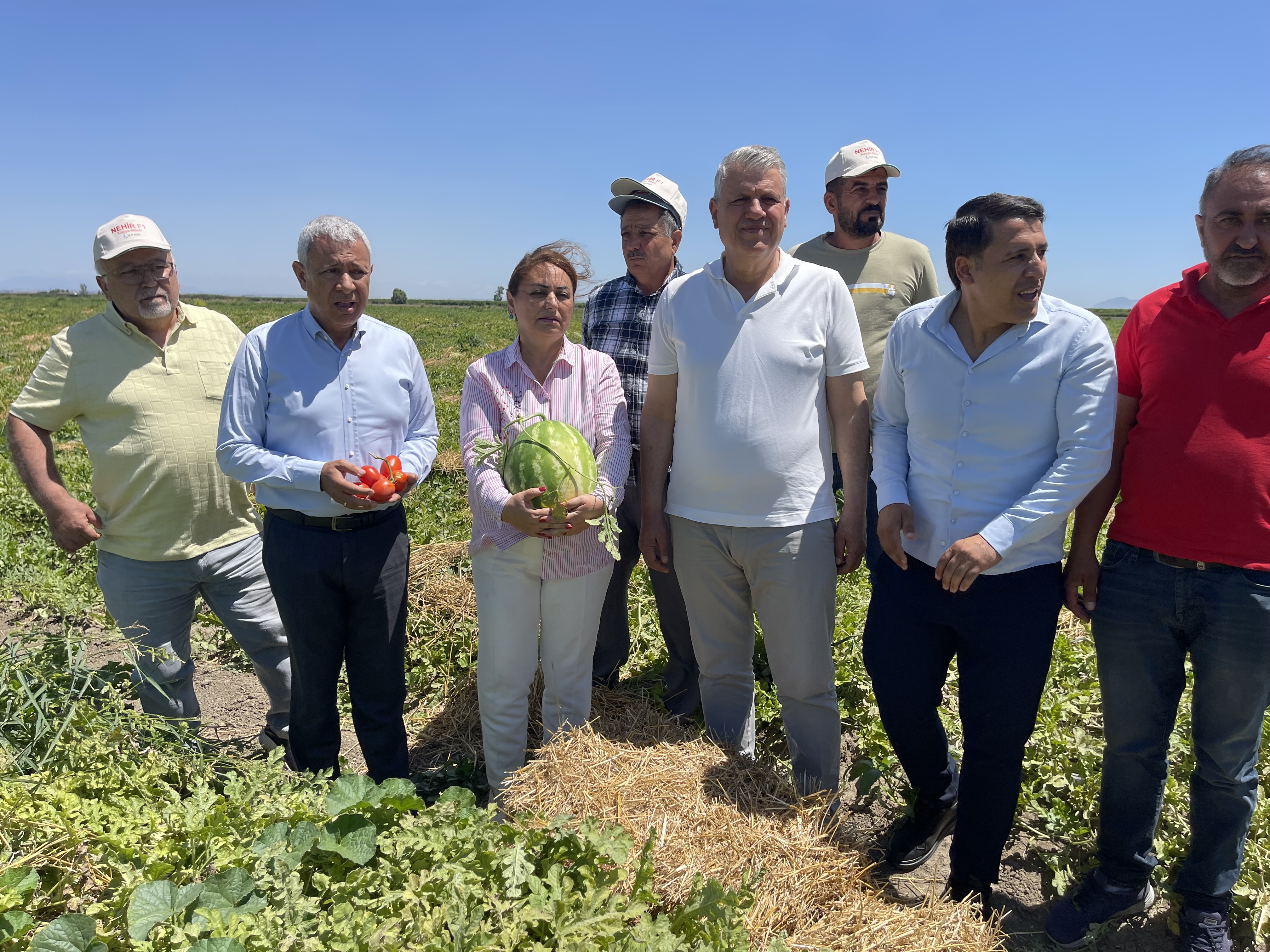 Chp'li Vekiller Tarlada Ciftcilerle Bulustu (2)
