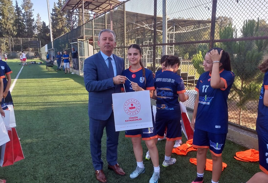 Gençlik Ve Spor İl Müdürü Loğoğlu, Dostlar Kadın Futbol Takımı’nı Kutladı (2)