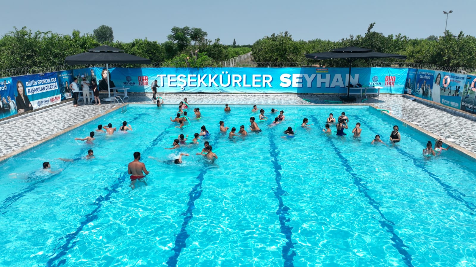 Seyhanda Çocuklar Hem Serinliyor Hem Yüzme Öğreniyor (2)