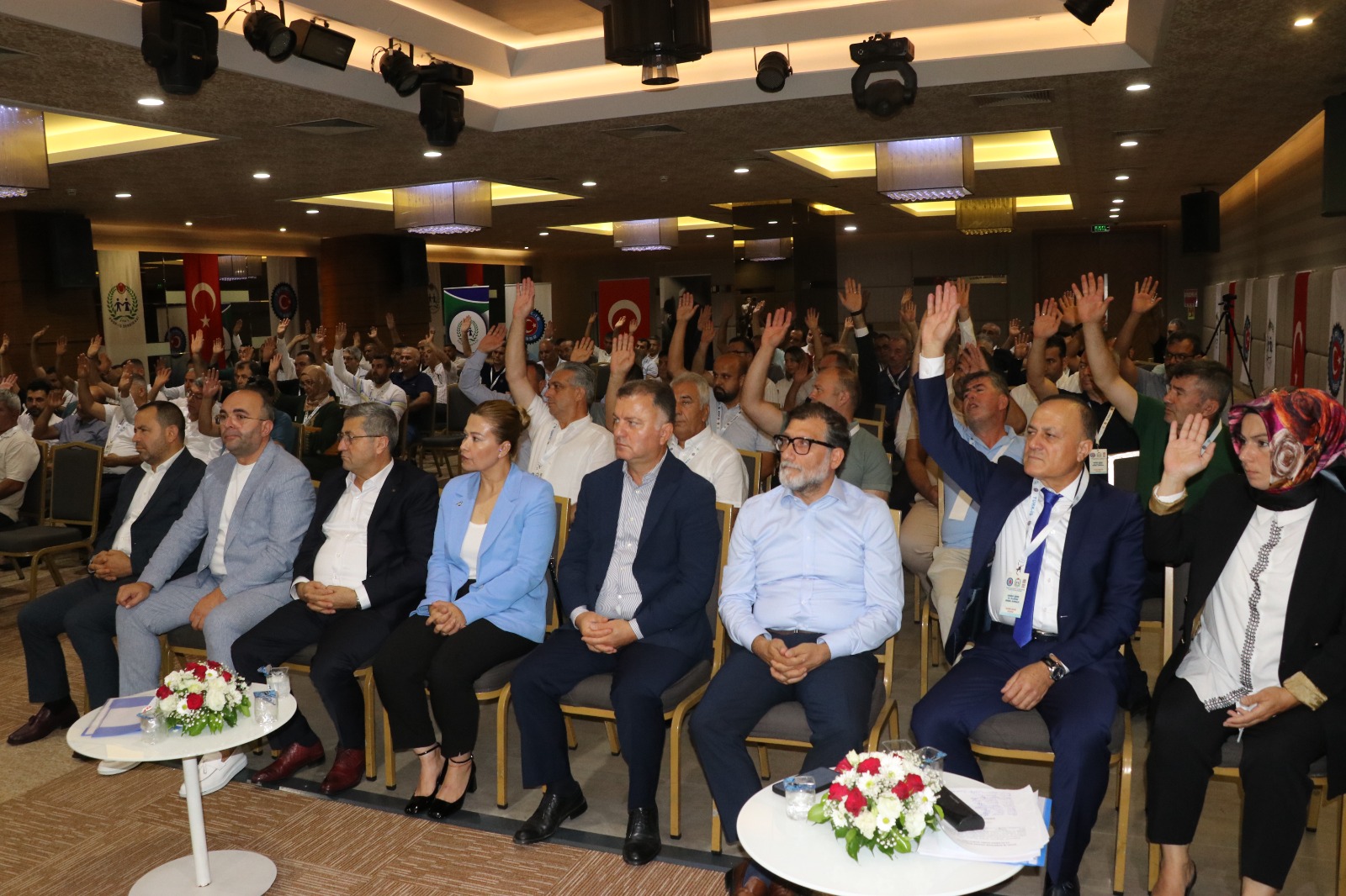 Türk Işten Kızılay Direne Direne Kazanacağız Sloganı Ile Oturma Eylemi Yapılacak (3)