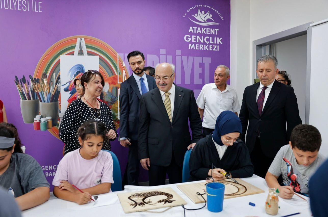 Vali Köşger’den Yüreğir Atakent Gençlik Merkezi’nde Ki Çocuklara Destek Ziyareti (1)