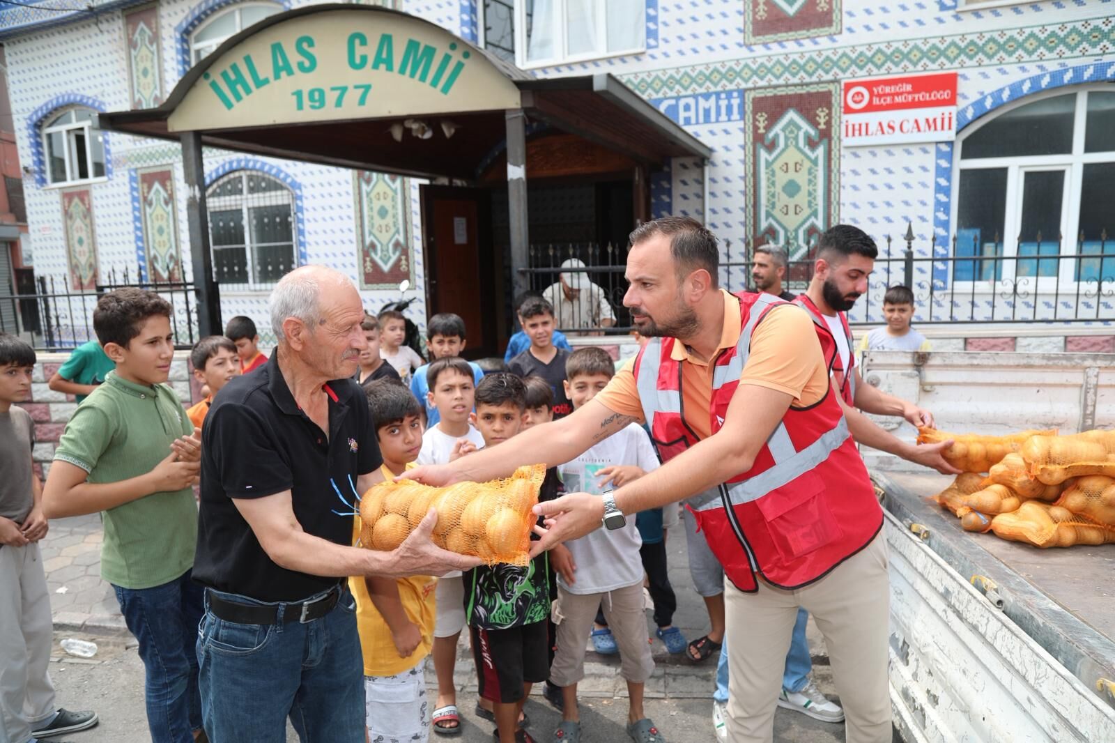 Yüreğir Belediyesinden Dar Gelirli Ailelere 10 Ton Ücretsiz Patates Desteği (1)