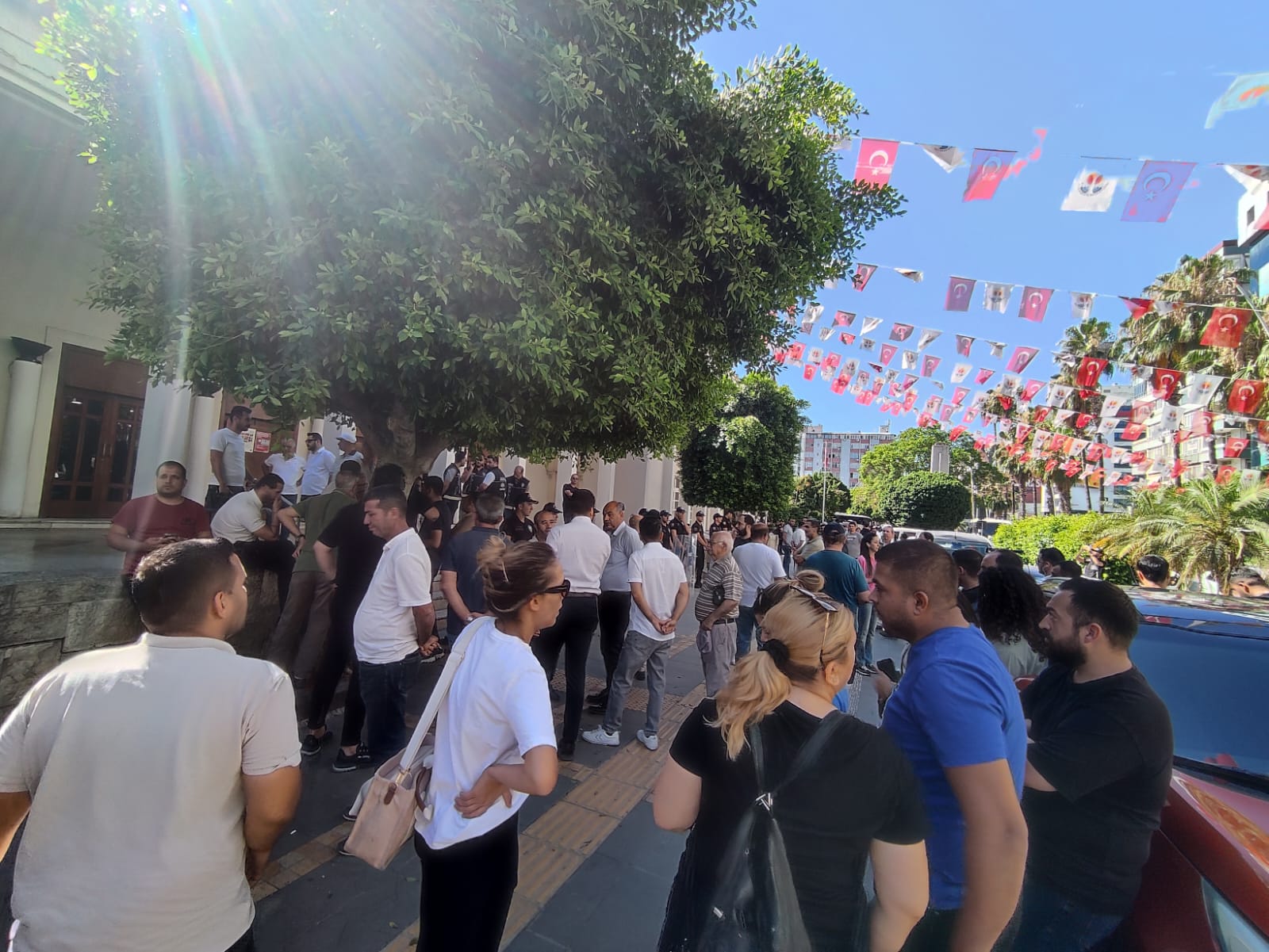 Zeydan Karalar’a Gözaltı Şoku Belediye Önü Halkla Doldu, Ekipler Binayı Arıyor!-1