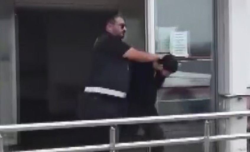 Adana Sıcağında Montla Dolaşınca Polise Yakalandı Silahlı Eylem Planı Otaya Çıktı-3
