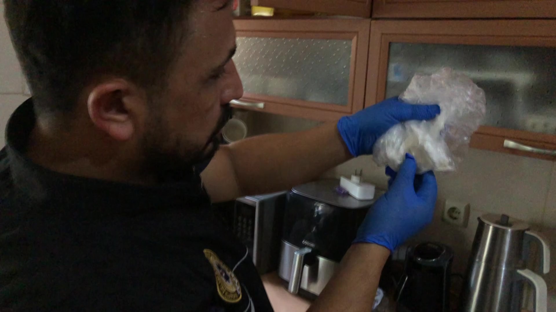 Adana’da Bir Evin Buzdolabında Paket Paket Kokain Yakalandı (2)
