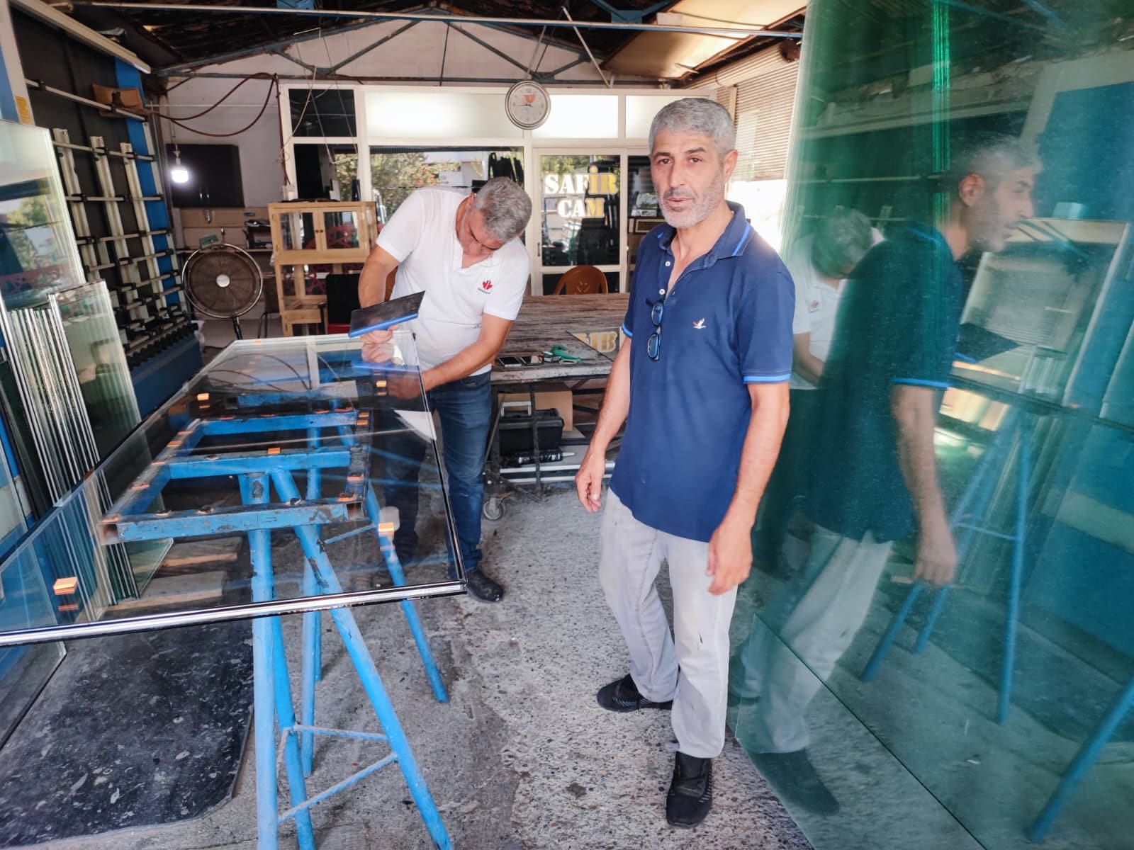 Adanada Bir Şahıs 5 Bin Liralık Camı Alıp Parasını Ödemeden Gitti (1)-1