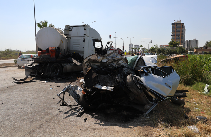 Adanada Feci Kaza Tanker Karşı Şeride Geçerek Otomobile Çarptı (1)-1