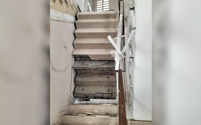 Adanada Korku Dolu Anlar Apartmanın Merdiveni Çötü 20 Kişi Mahsur Kaldı-1