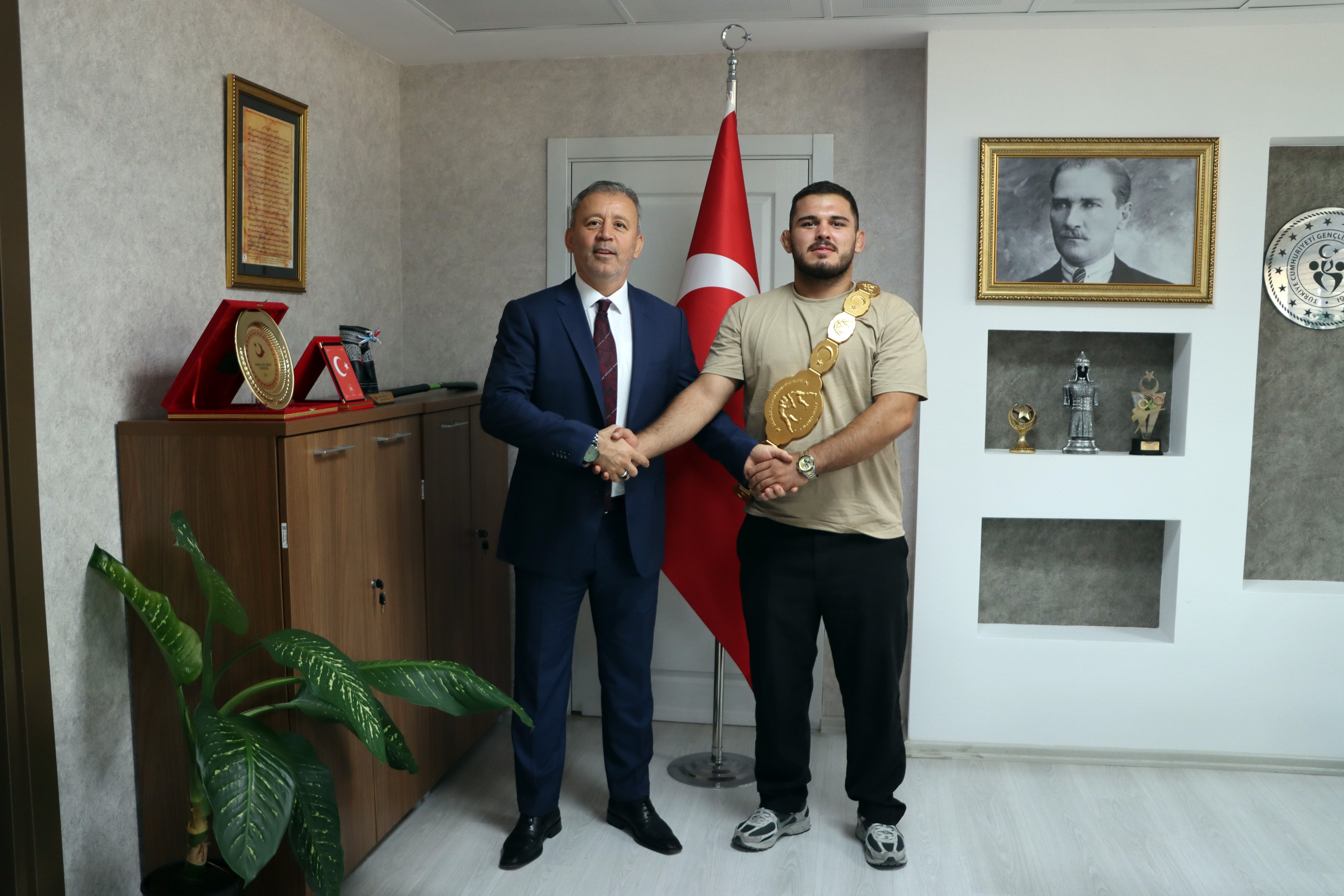 Adana’da Mehmet Çelebi’ye Anlamlı Tebrik