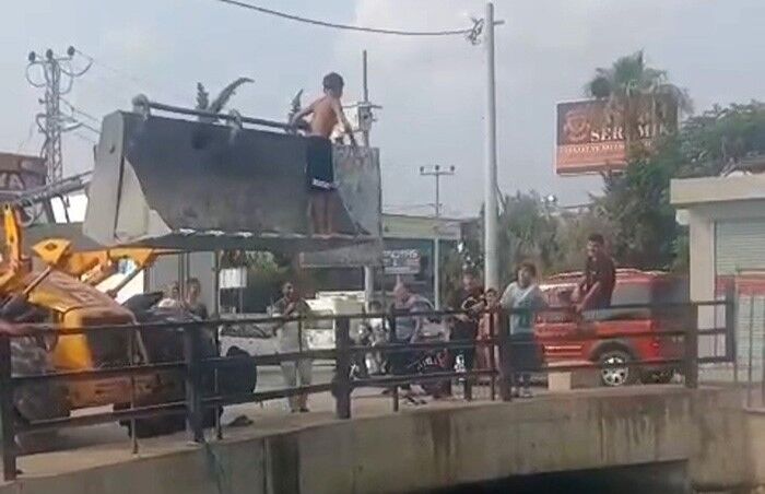 Adanada Serinlik Tehlikeye Dönüştü Çocuklar Iş Makinesini Tramplen Yaptılar (2)-1