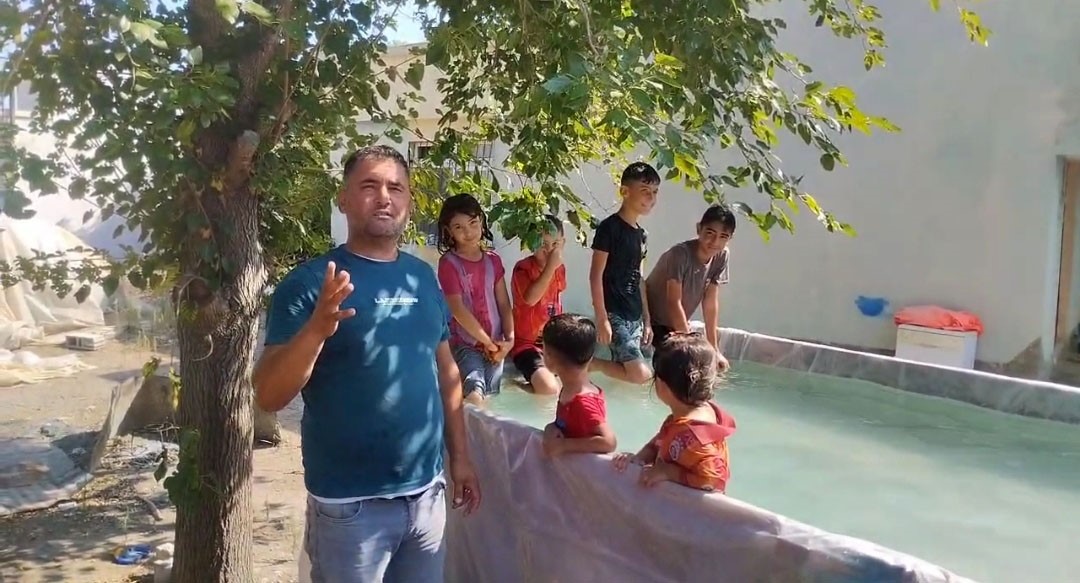 Adana’da Sıcak Havalarda Serinlemek Isteyen Çocuklar Römorka Havuz Yaptı (3)