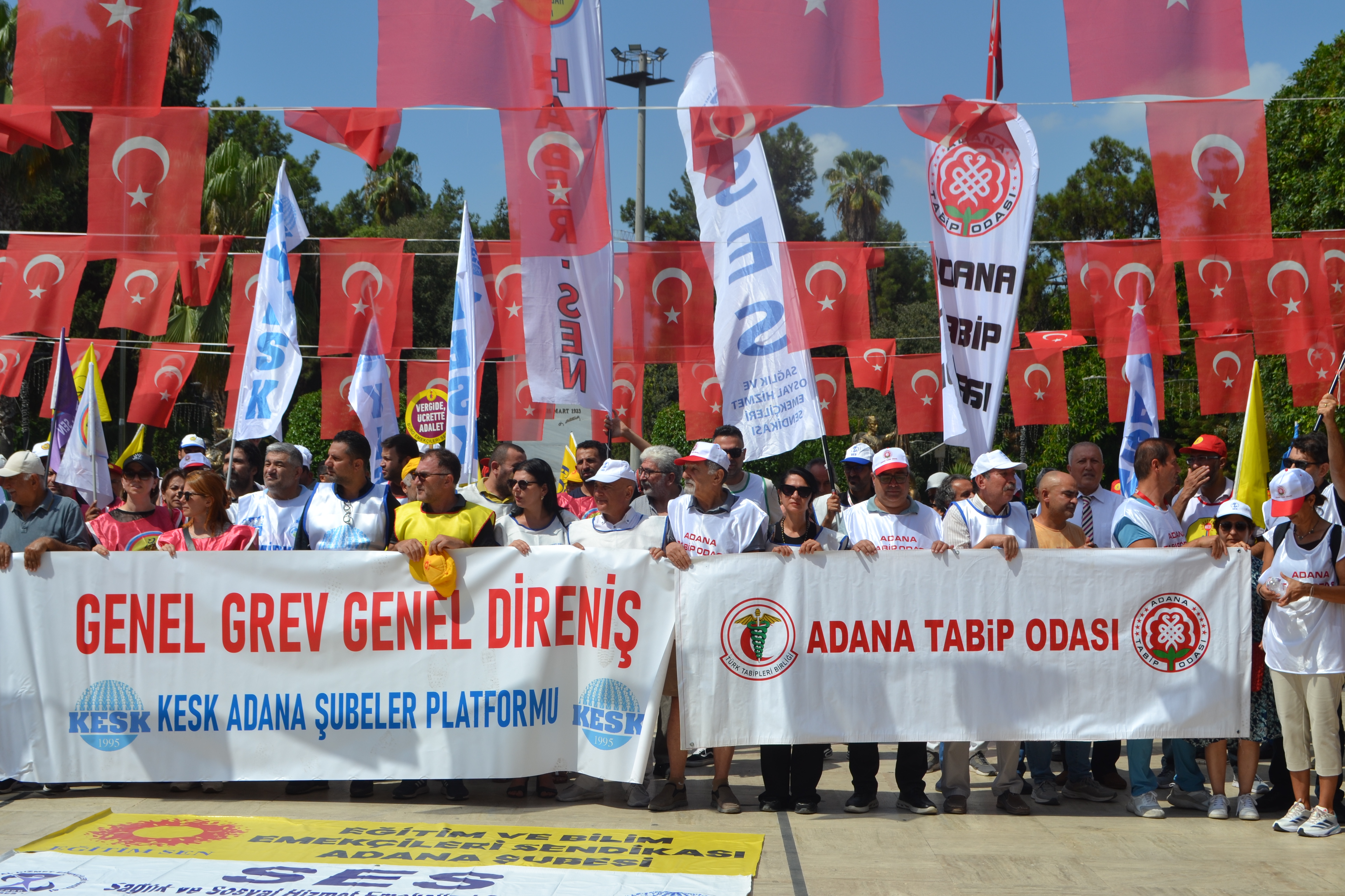 Adana'da Toplu Sözleşme Görüşmelerinde Taleplerini Karşılayamayan Memurlar Iş Bıraktı (2)