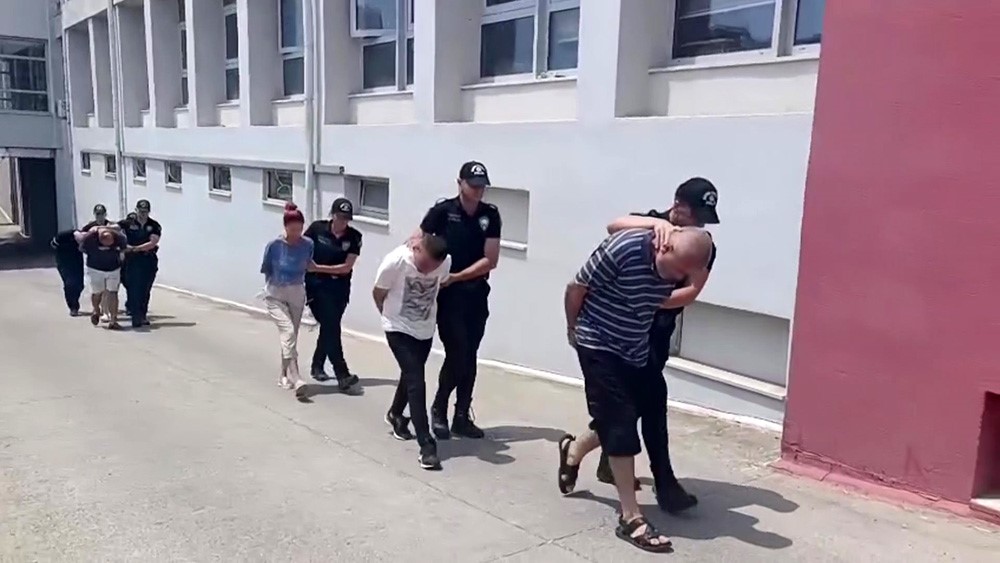Adanada Uyuşturucu Tacirlerine Şafak Operasyonu Ev Tipi Serada Esrar Yetiştirmişler (2)