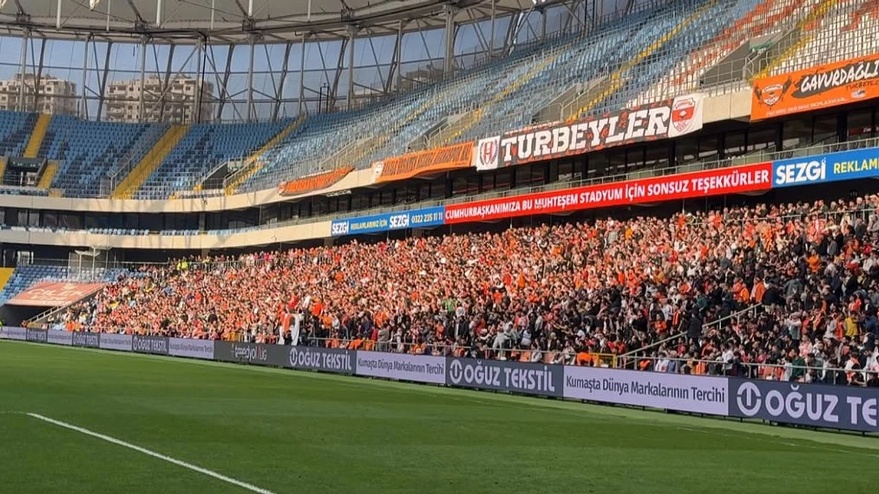 Adanaspor Taraftarından Eski Ve Yeni Başkanlara Tarihi Çağrı