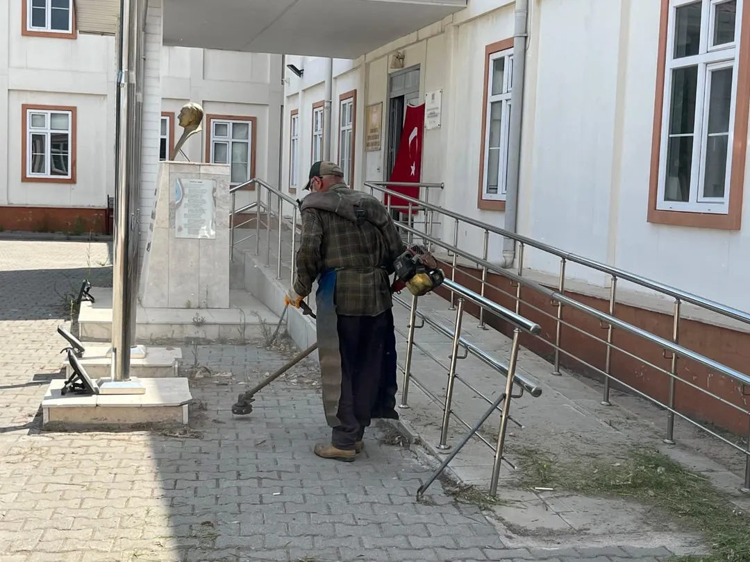Karataş Belediyesi’nden Okullar İçin Çevre Temizliği Çalışması (1)