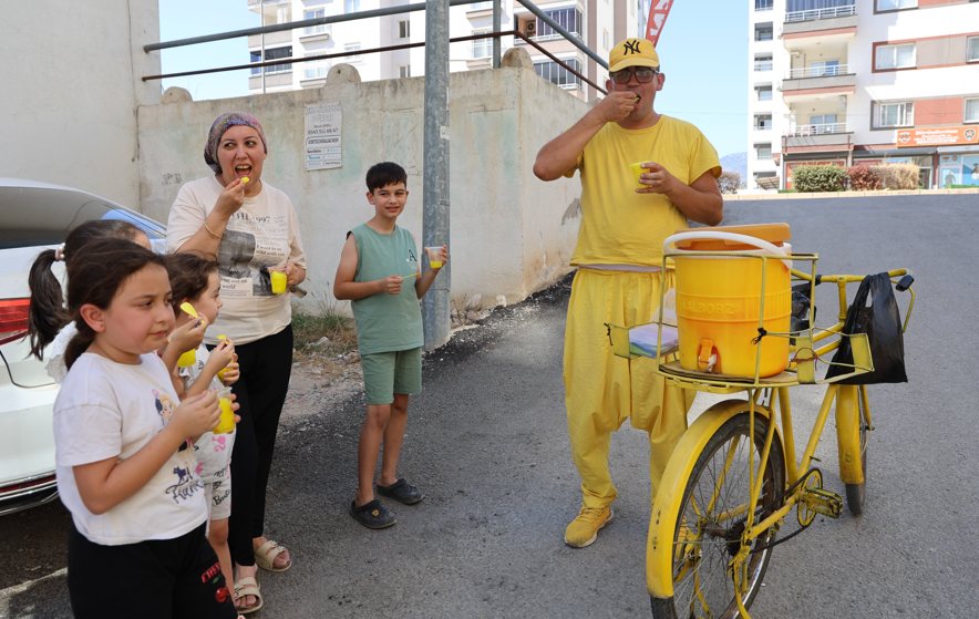 Kozan’ın Sarı Şalvarlı Dondurmacısı Sokak Sokak Limon Dondurması Satıyor (2)