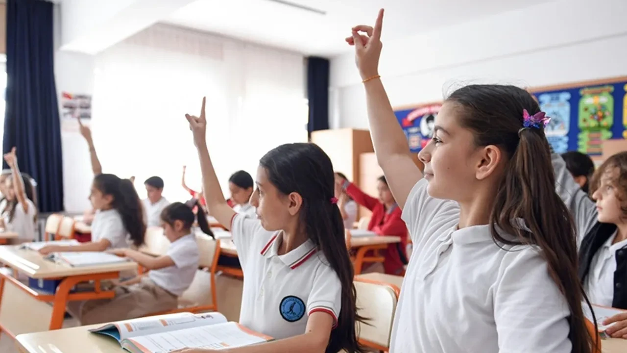 Okullarda Serbest Kıyafet Dönemi Sona Eriyor Yeni Eğitim Yılında Tek Tip Forma Zorunlu