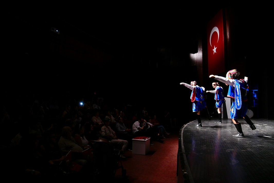 Seyhan’da 30 Ağustos Coşkusu Halk Oyunlarıyla Zafer Ruhu Yeniden Canlandı (3)