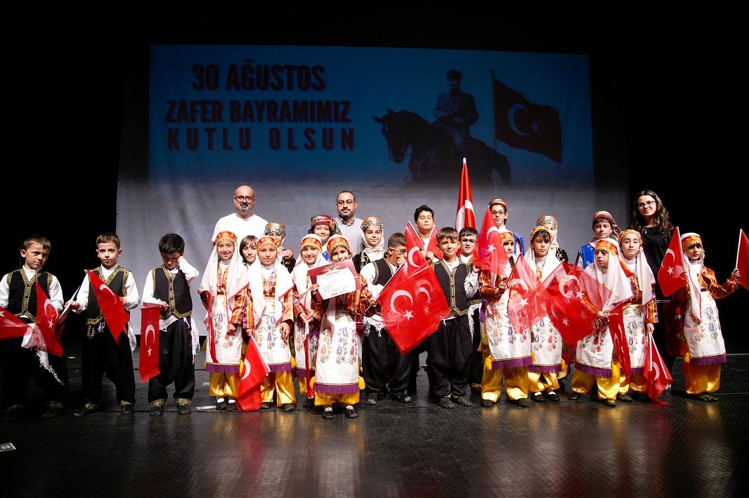 Seyhan’da 30 Ağustos Coşkusu Halk Oyunlarıyla Zafer Ruhu Yeniden Canlandı (5)