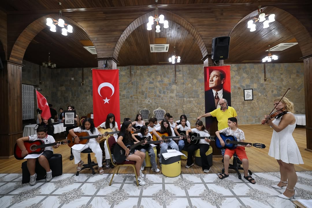 Yüreğir’de 30 Ağustos Coşkusu Gençlerden Müzik Ve Tiyatro Gösterisi (3)