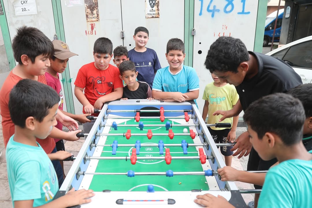 Yüreğir'de Oyun Tırı Yola Çıktı, Mahalleler Şenlendi (1)
