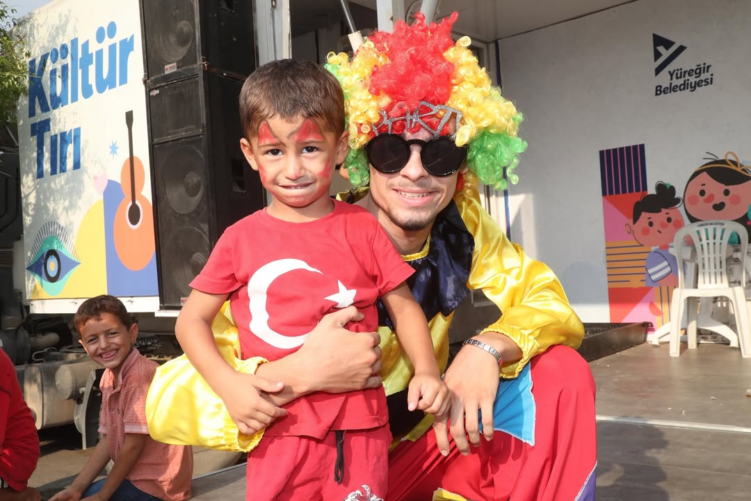 Yüreğir'de Oyun Tırı Yola Çıktı, Mahalleler Şenlendi (3)