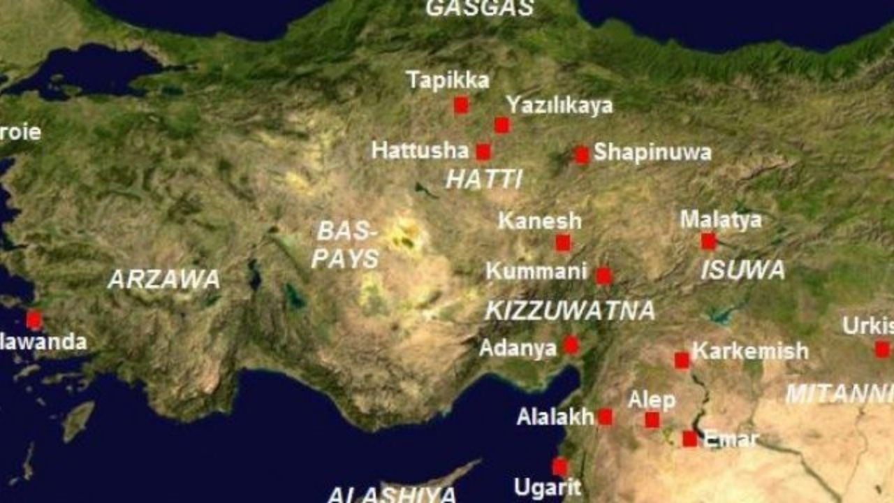 [GÖRSEL: Hitit tabletlerinin veya Çukurova'nın antik bir haritasının stilize bir görüntüsü]